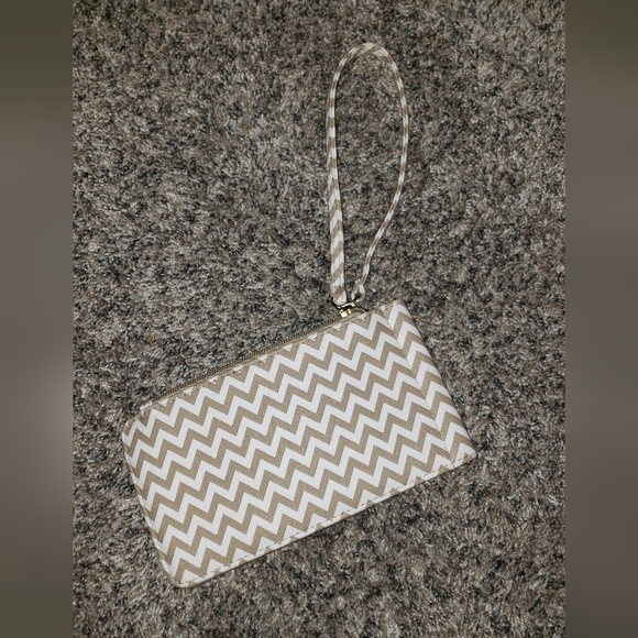 Chateau| Chevron Patterned Double Sided Wallet Wristlet - Picture 4 of 4
